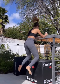 Inanna Sarkis feet photo thumbnail