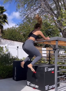 Inanna Sarkis feet photo thumbnail