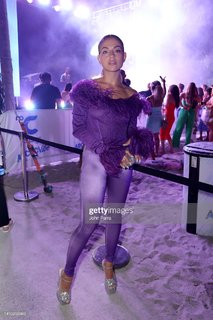 Inanna Sarkis feet photo thumbnail