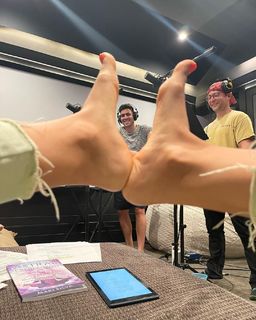 Inanna Sarkis feet photo thumbnail