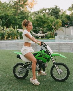 Inanna Sarkis feet photo thumbnail