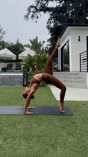 Inanna Sarkis feet photo thumbnail