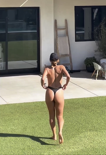 Inanna Sarkis feet photo thumbnail