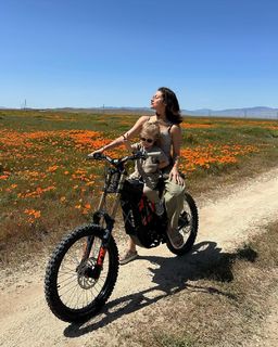 Inanna Sarkis feet photo thumbnail