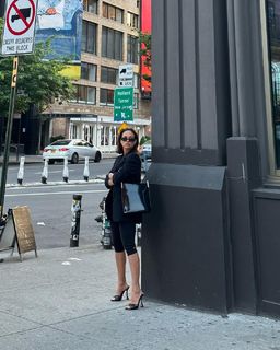 Inanna Sarkis feet photo thumbnail