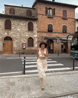 Inanna Sarkis feet photo thumbnail