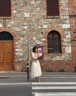 Inanna Sarkis feet photo thumbnail