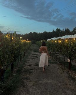 Inanna Sarkis feet photo thumbnail