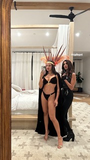 Inanna Sarkis feet photo thumbnail