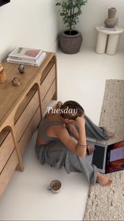 Inanna Sarkis feet photo thumbnail