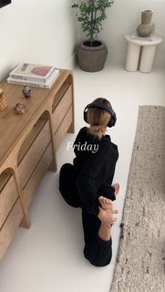 Inanna Sarkis feet photo thumbnail