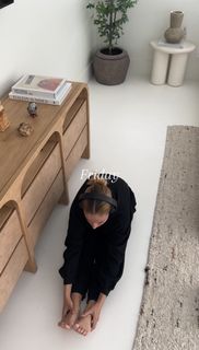 Inanna Sarkis feet photo thumbnail