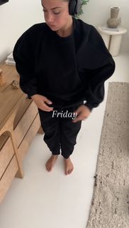 Inanna Sarkis feet photo thumbnail