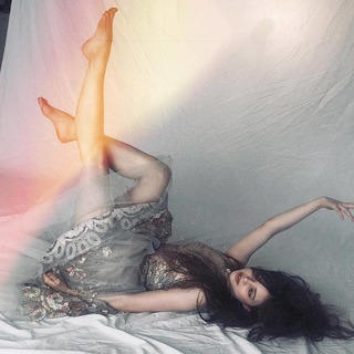 India Eisley feet photo thumbnail