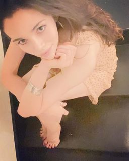 India Eisley feet photo thumbnail