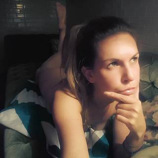 Ines Anioli feet photo thumbnail