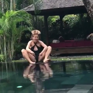 Ines Anioli feet photo thumbnail