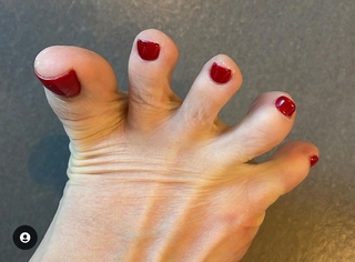 Ines Anioli feet photo thumbnail