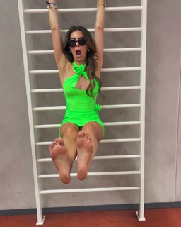 Ines Anioli feet photo thumbnail