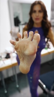 Ines Anioli feet photo thumbnail