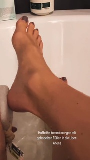 Ines Anioli feet photo thumbnail