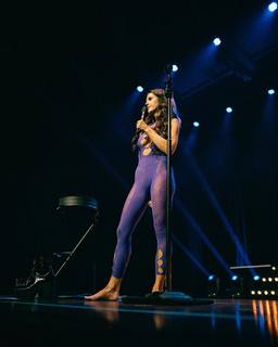 Ines Anioli feet photo thumbnail