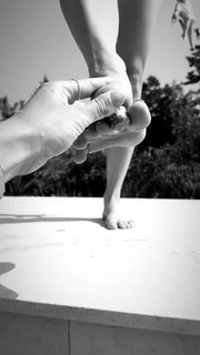 Ines Anioli feet photo thumbnail