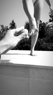 Ines Anioli feet photo thumbnail