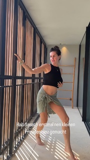 Ines Anioli feet photo thumbnail