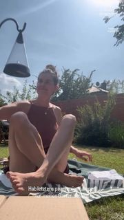 Ines Anioli feet photo thumbnail