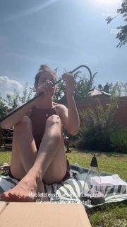 Ines Anioli feet photo thumbnail