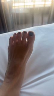 Ines Anioli feet photo thumbnail
