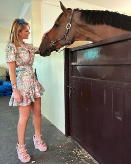 Inés Sainz feet photo thumbnail