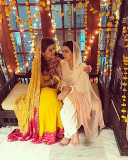 Iqra Aziz feet photo 3