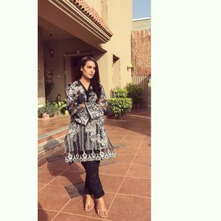 Iqra Aziz feet photo 10