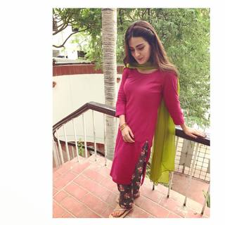 Iqra Aziz feet photo 7