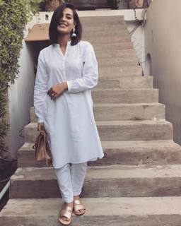 Iqra Aziz feet photo 5