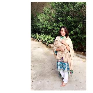Iqra Aziz feet photo 2