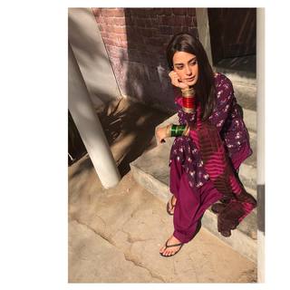 Iqra Aziz feet photo 1