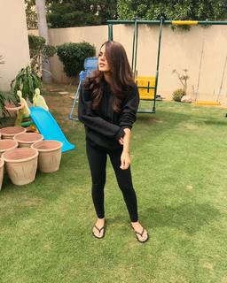 Iqra Aziz feet photo 16