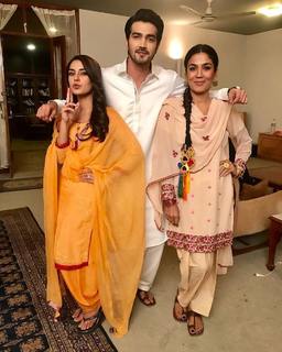 Iqra Aziz feet photo 9