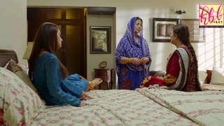 Iqra Aziz feet photo 9