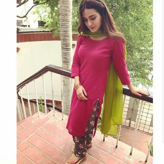 Iqra Aziz feet photo 18