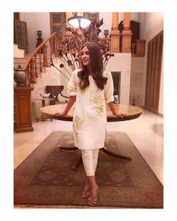 Iqra Aziz feet photo 16
