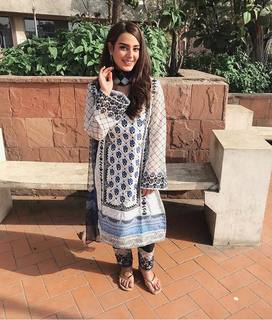 Iqra Aziz feet photo 12