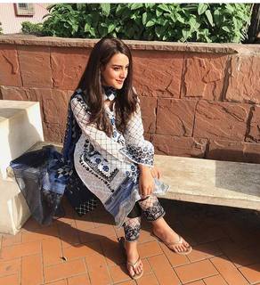 Iqra Aziz feet photo 11