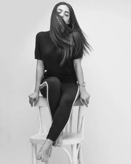 Iqra Aziz feet photo 10