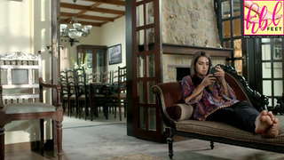 Iqra Aziz feet photo 4