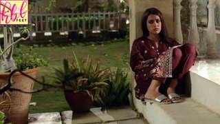 Iqra Aziz feet photo 10
