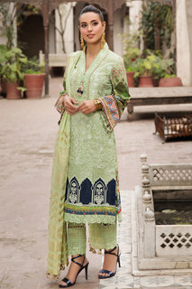 Iqra Aziz feet photo 5